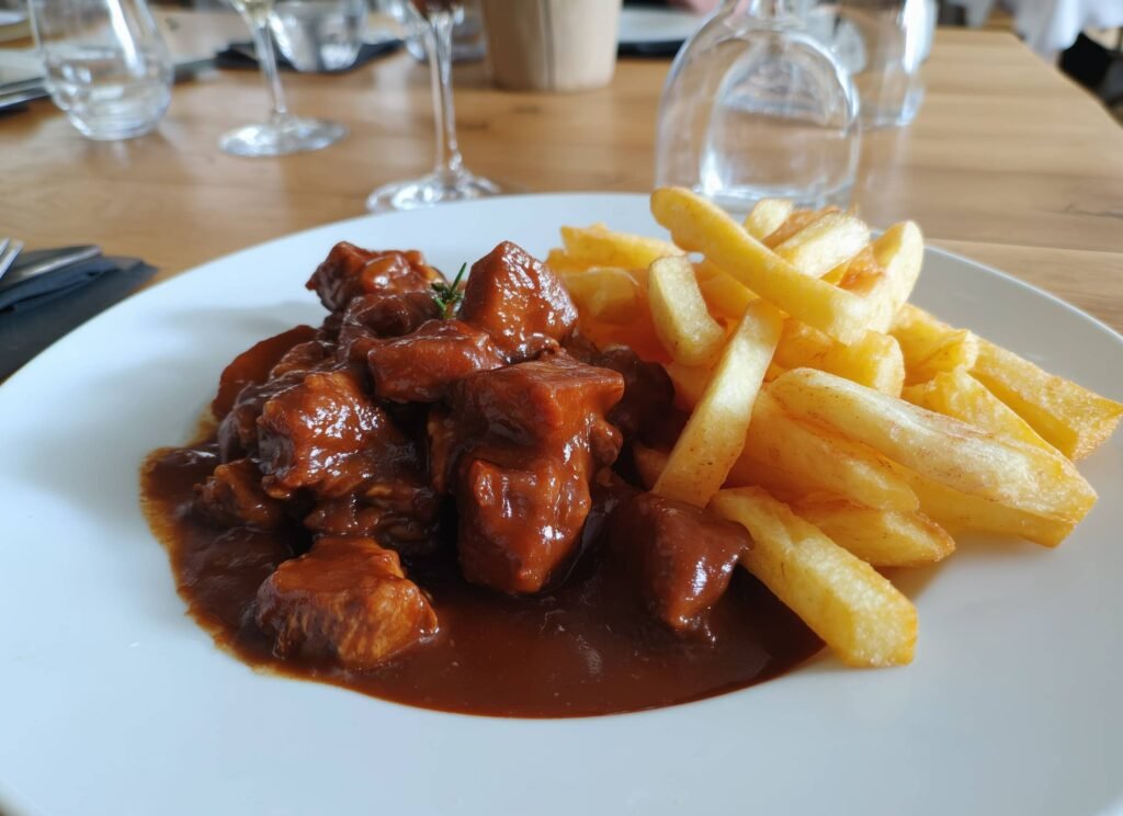 Un plat de carbonade flamande au restaurant