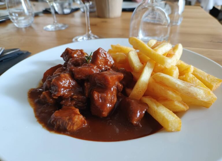 Un plat de carbonade flamande au restaurant