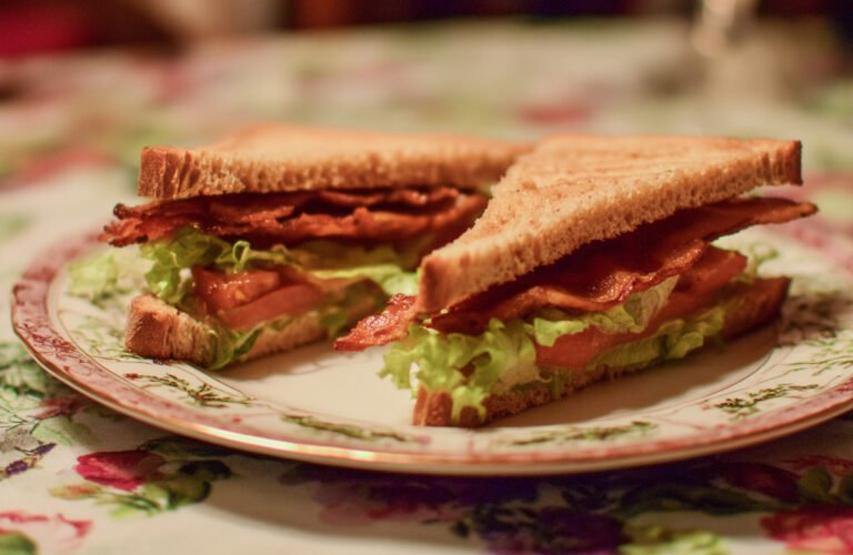 Un sandwich BLT avec du bacon, de la laitue et de la tomate sur du pain grillé