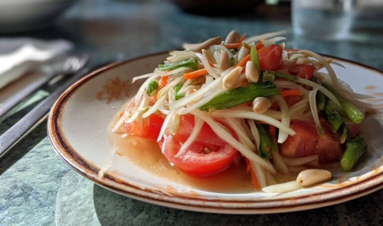Une assiette de salade de papaye thaïlandaise